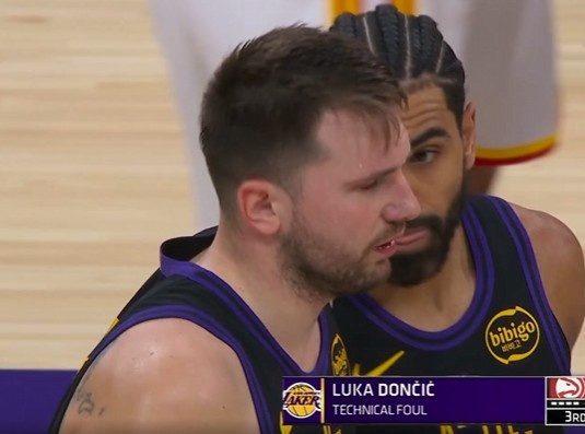 有点浪!东契奇失误丢球反抢犯规 还赔上一个技犯